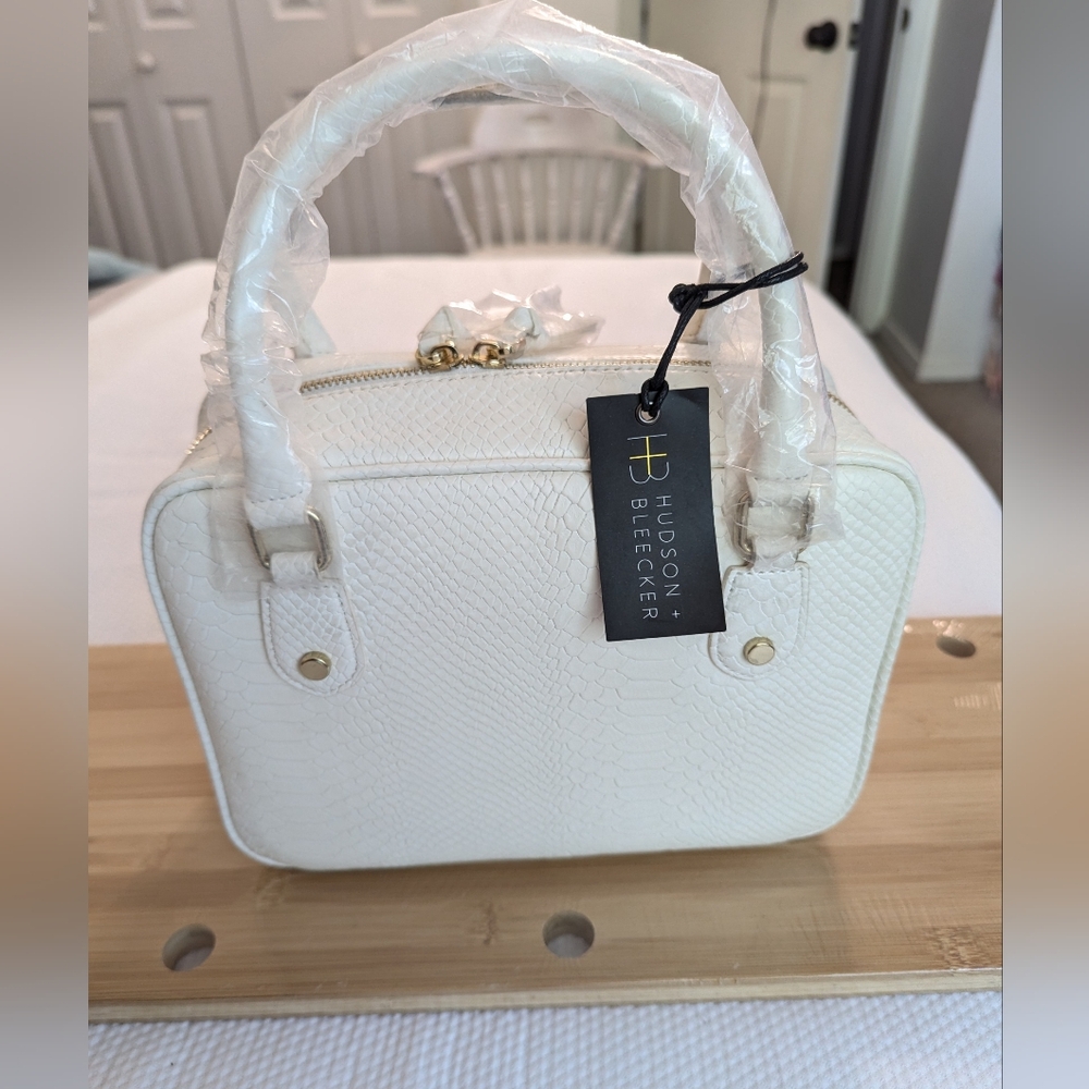 Hudson+Bleecker Voyager travel white handles purse .